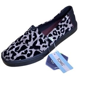Tom’s loafers, slip on shoes. Black flocked leopard print, women’s size 6. NWT